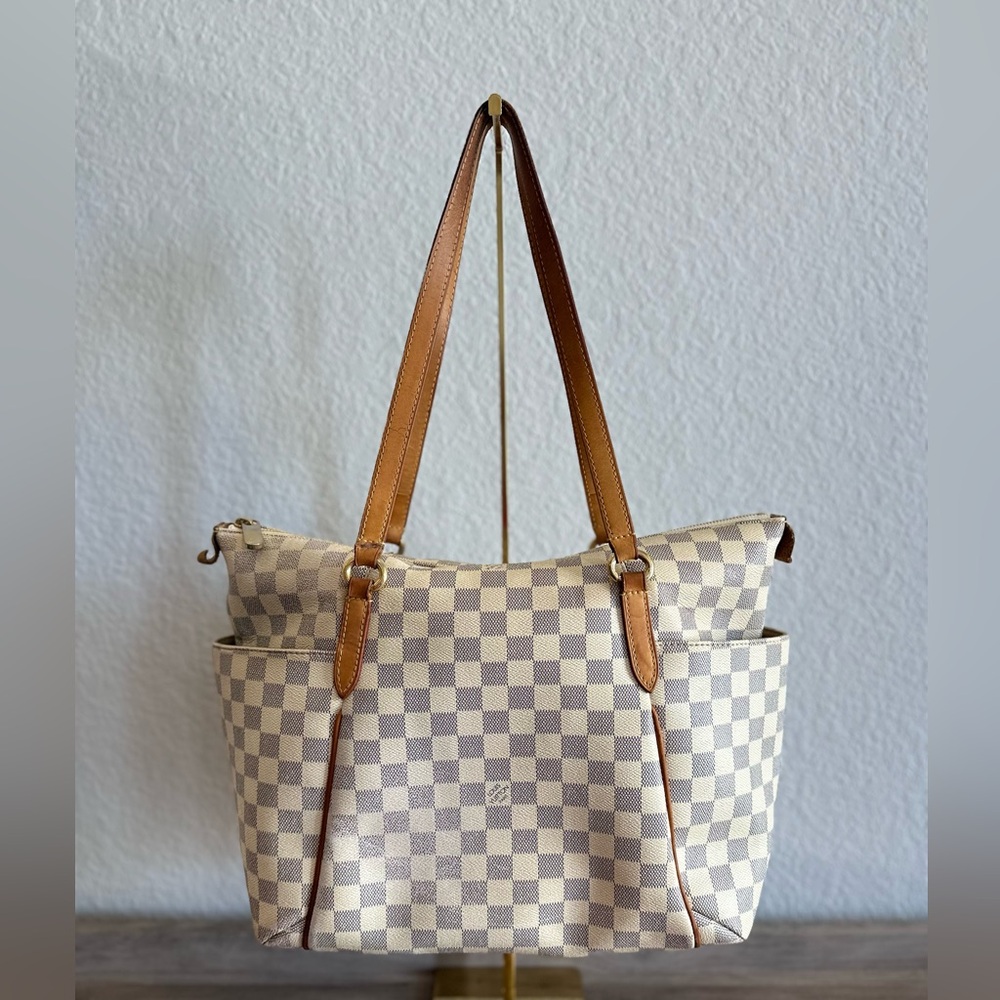 Louis Vuitton Totally MM 
Product Code: MB0190
Authentic
